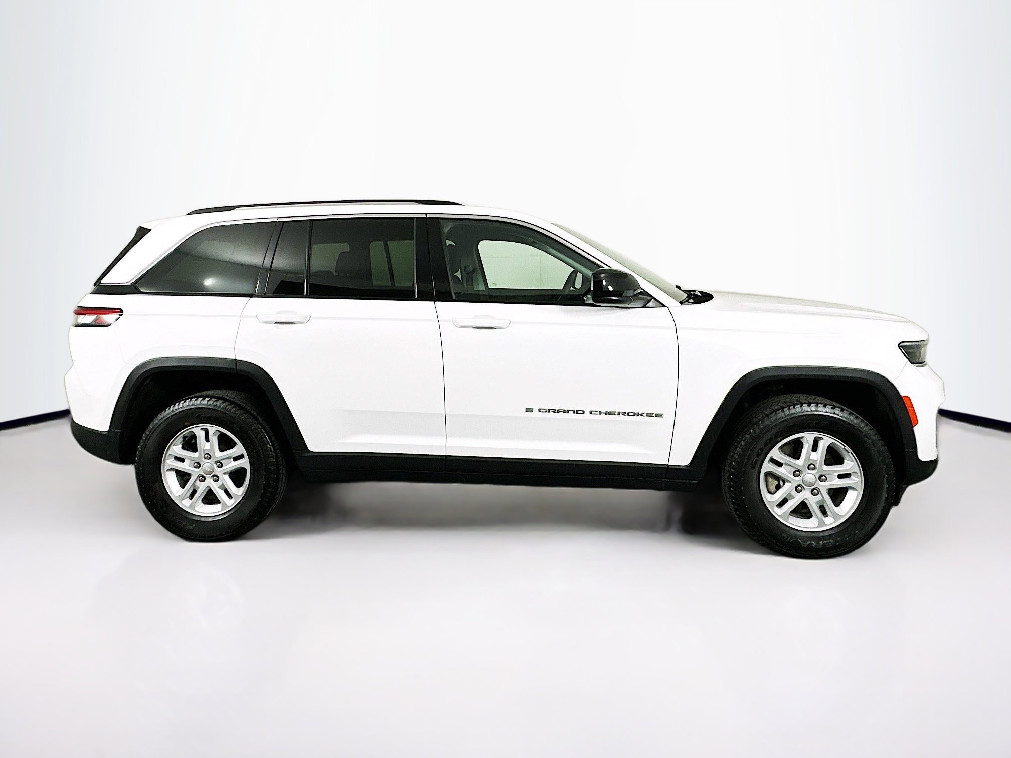 Used 2023 Jeep Grand Cherokee Laredo w/ Luxury Tech Group I AWD/4WD image 10