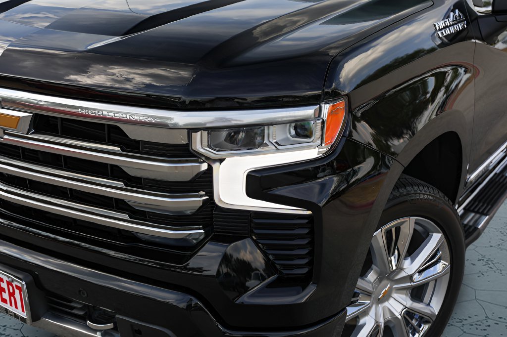 Certified 2025 Chevrolet Silverado 1500 High Country w/ High Country Premium Package AWD/4WD image 2