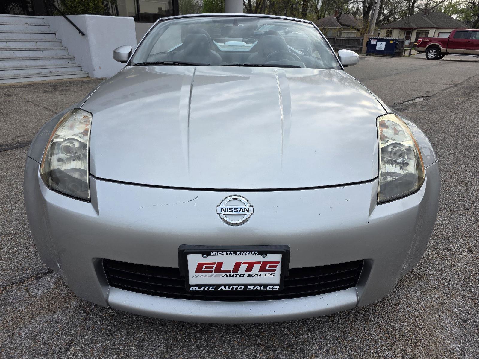 Used 2005 Nissan 350Z Touring RWD image 2