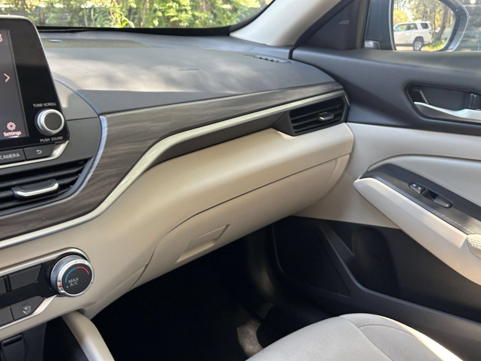 Used 2025 Nissan Altima 2.5 SV FWD image 34