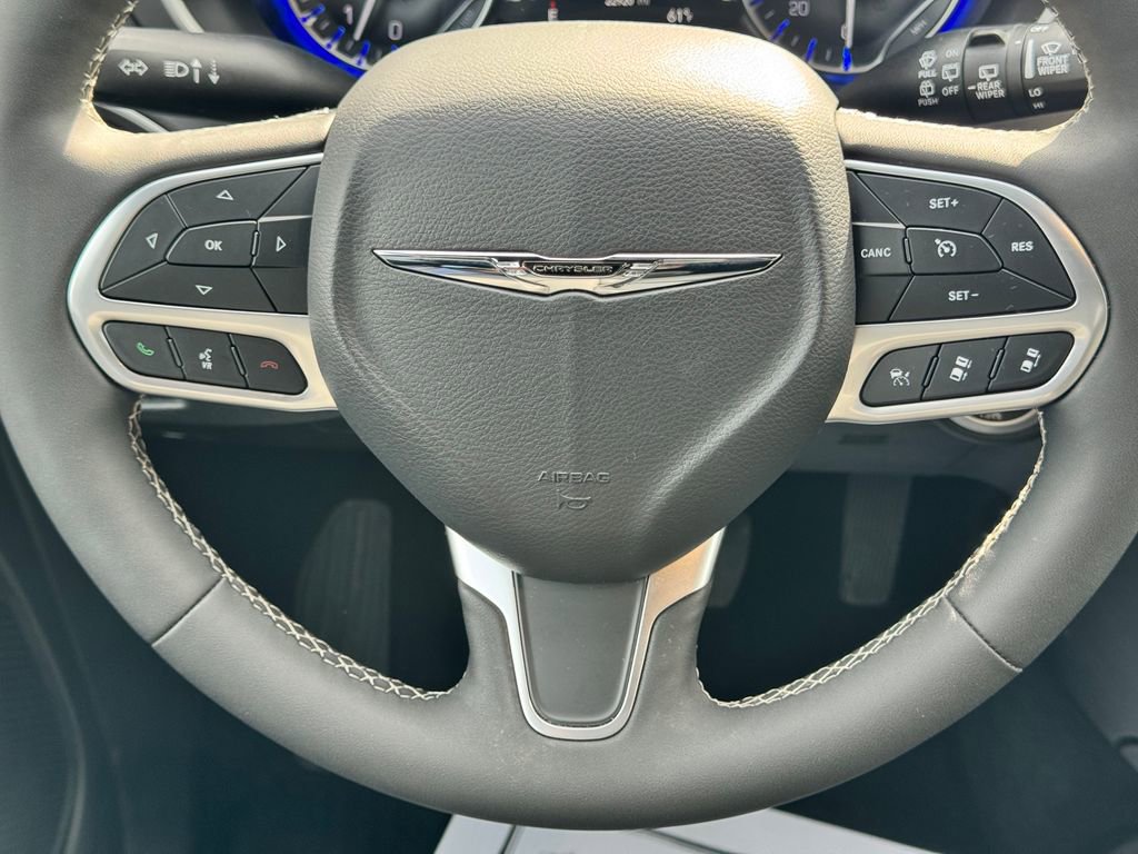 Used 2025 Chrysler Pacifica Select image 21