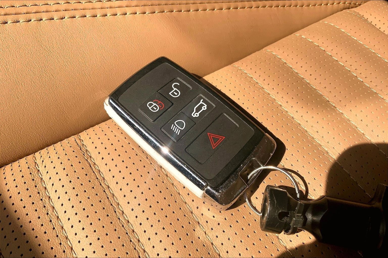 Used 2025 Land Rover Discovery Dynamic SE AWD/4WD image 13