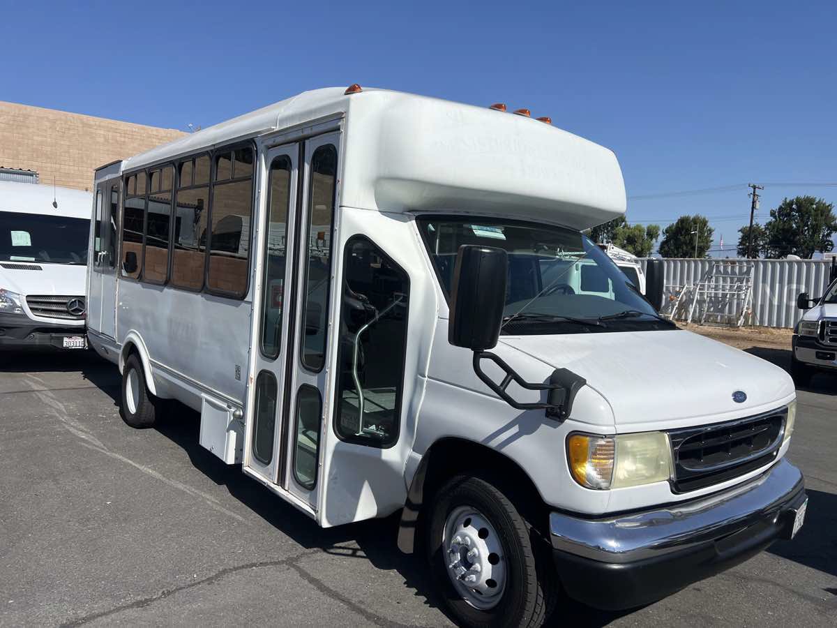 Used 2002 Ford E-450 and Econoline 450 RWD image 2