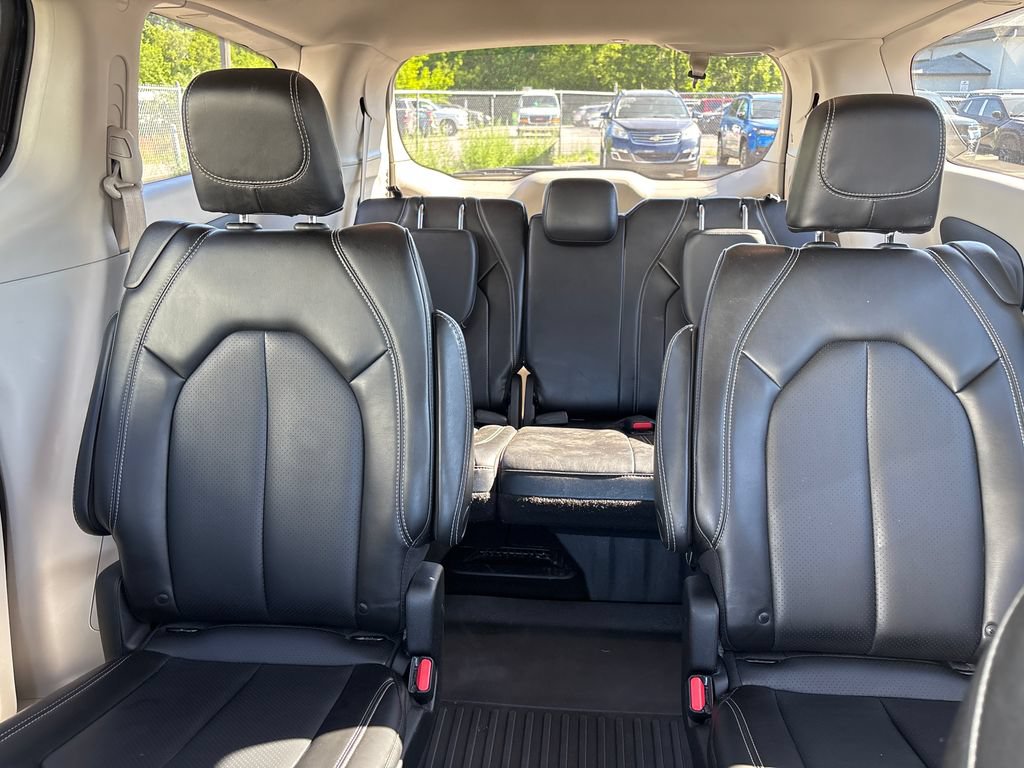 Used 2023 Chrysler Pacifica Touring-L FWD image 17