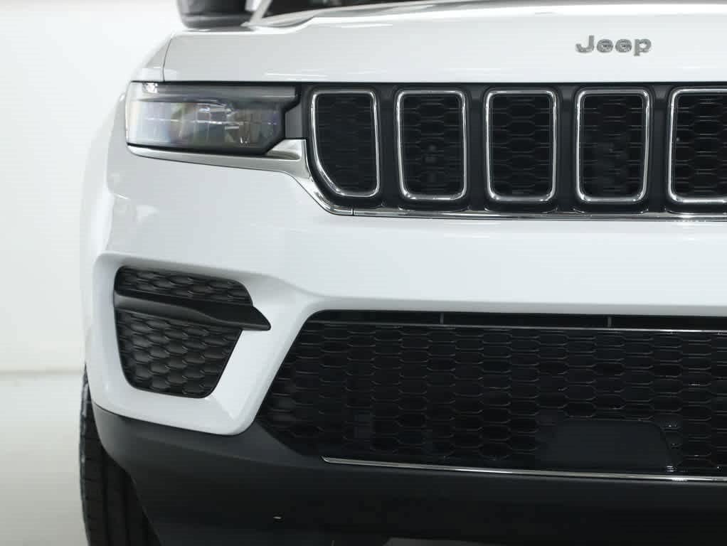 Used 2023 Jeep Grand Cherokee Laredo AWD/4WD image 6