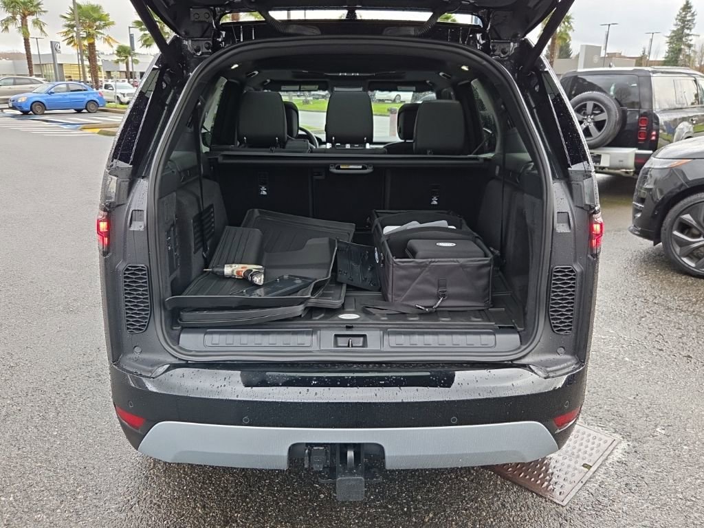New 2026 Land Rover Discovery Limited Edition AWD/4WD image 16