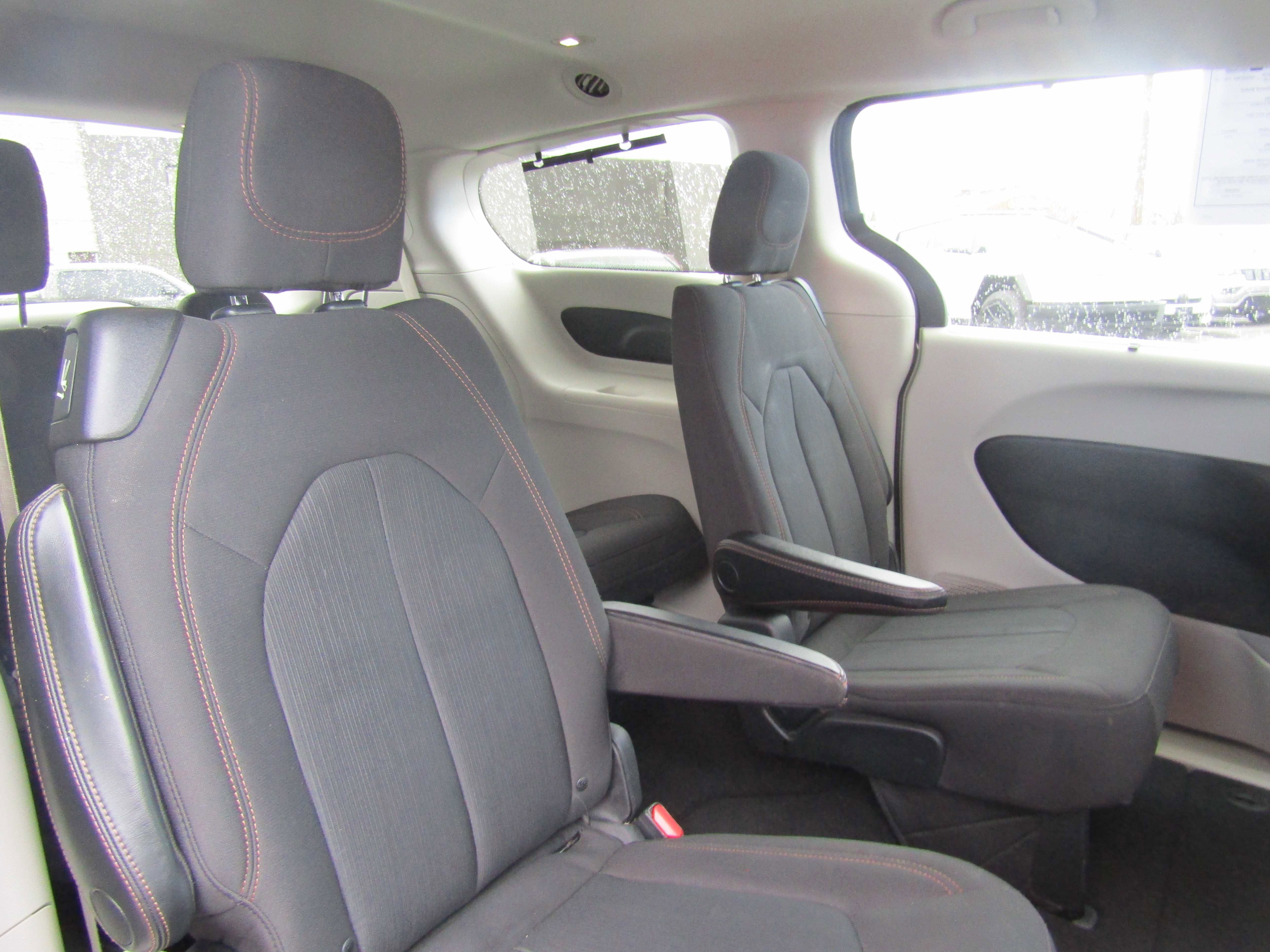 Used 2017 Chrysler Pacifica Touring Plus w/ Tire & Wheel Group FWD image 31