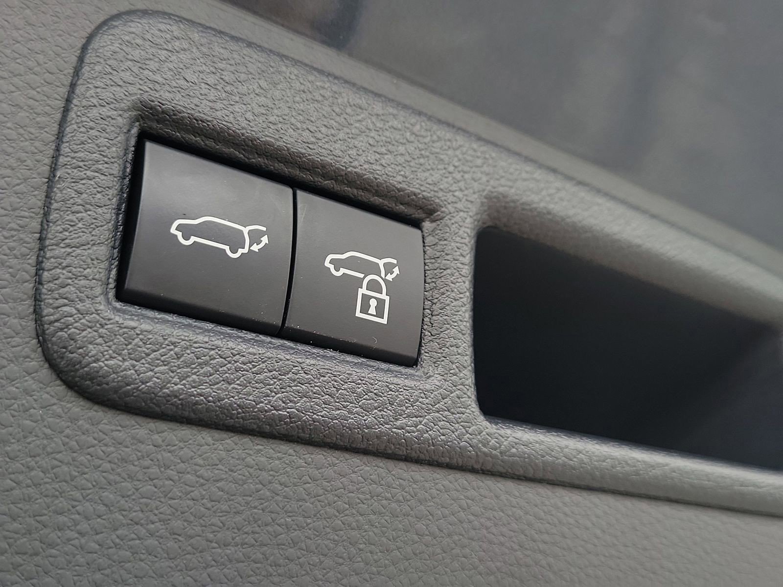 Used 2024 Toyota Venza LE AWD/4WD image 8