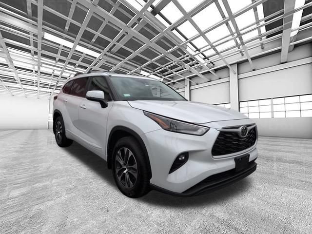 Certified 2025 Toyota Highlander XLE AWD/4WD image 1