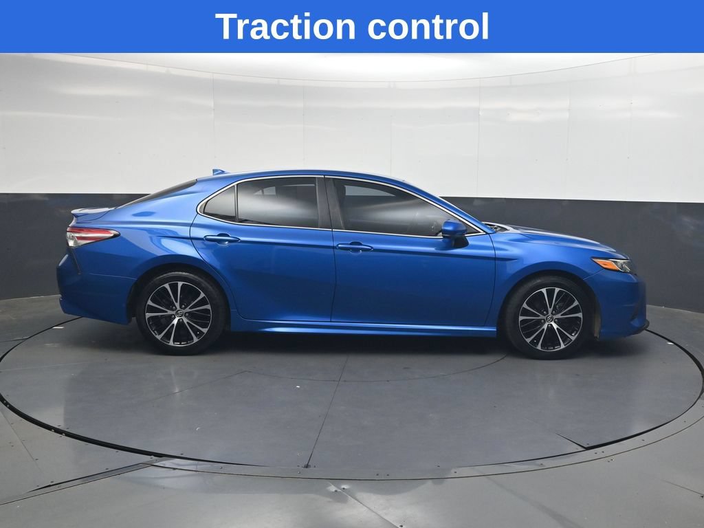Used 2020 Toyota Camry SE FWD image 3