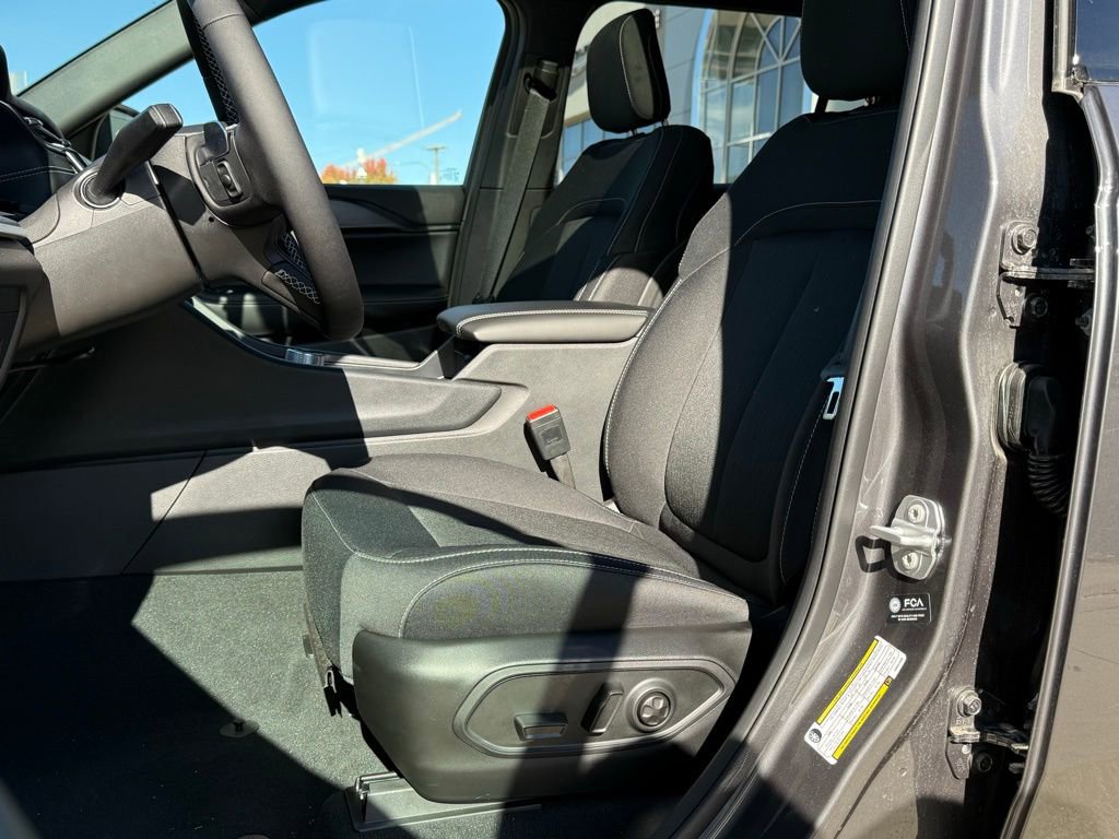 New 2025 Jeep Grand Cherokee L Laredo w/ Luxury Tech Group I image 2