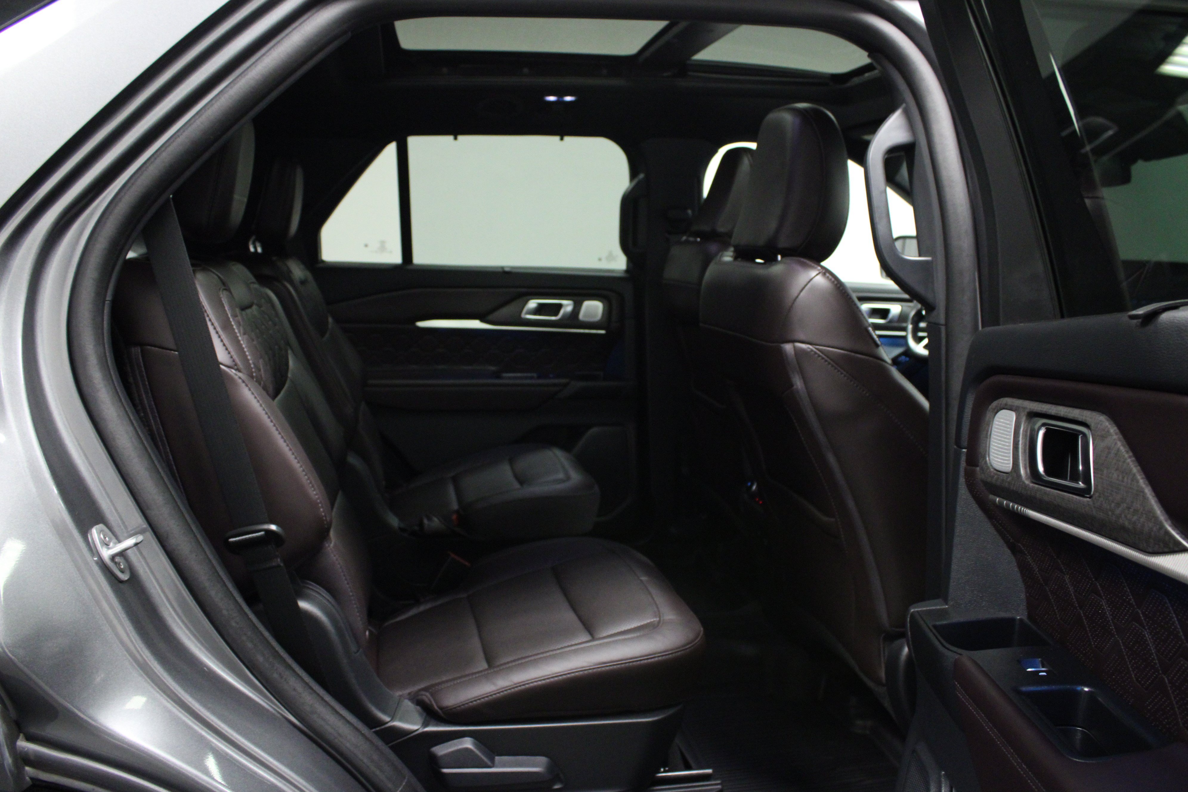 Used 2025 Ford Explorer Platinum w/ Ultimate Package AWD/4WD image 16