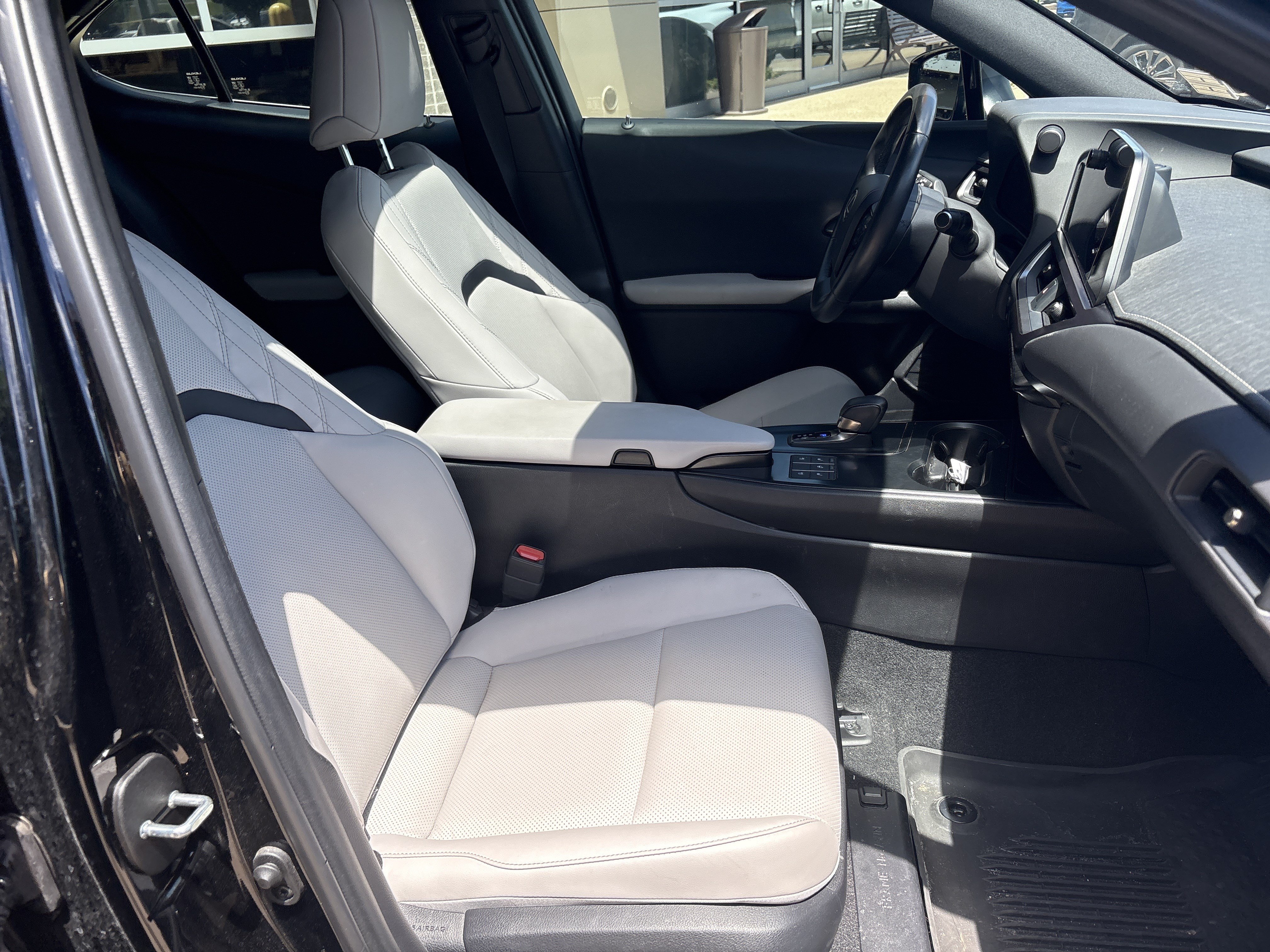 Used 2025 Lexus UX 300h AWD w/ Accessory Package (Z1) image 33