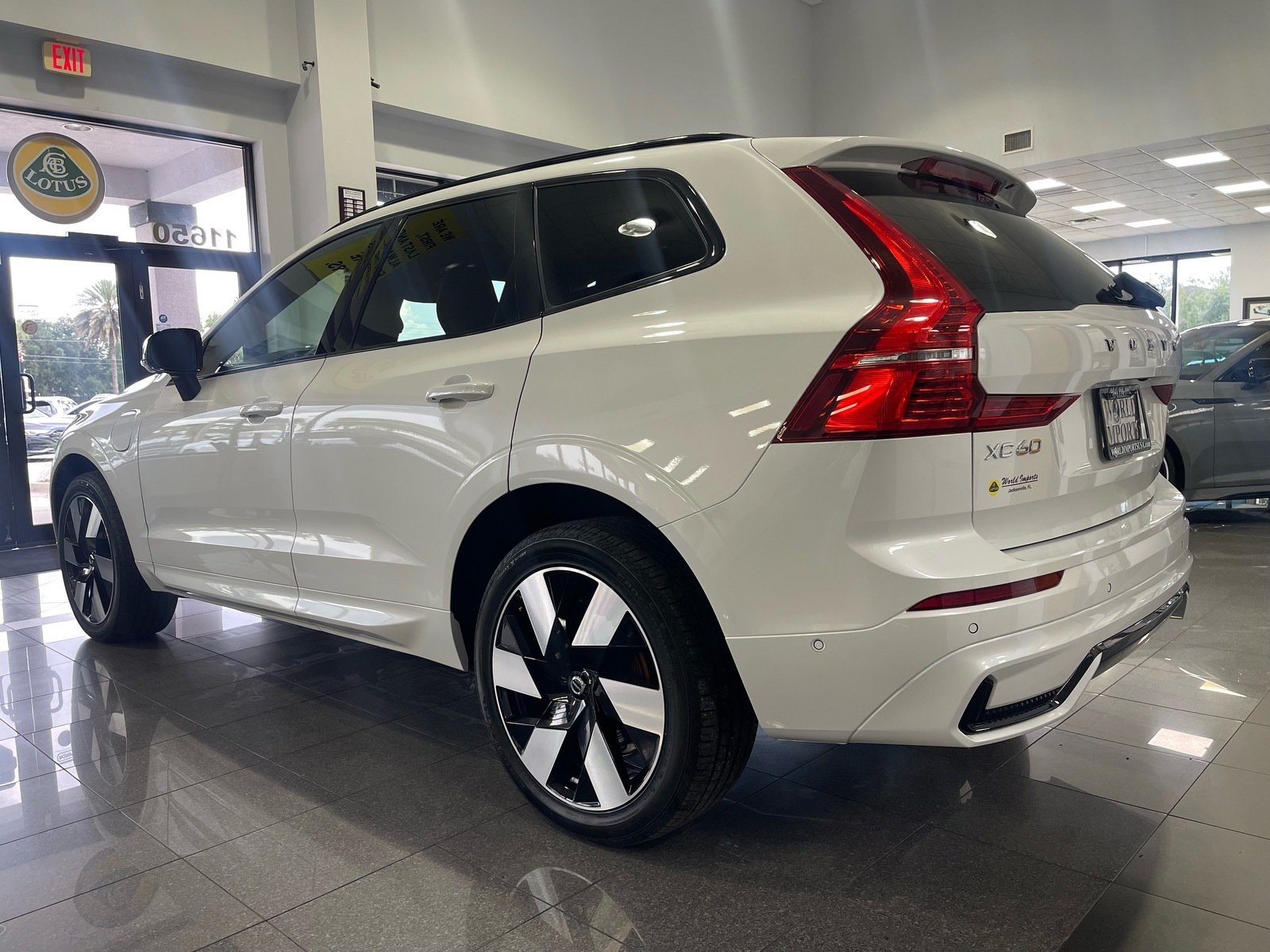 Used 2023 Volvo XC60 T8 Ultimate AWD/4WD image 3