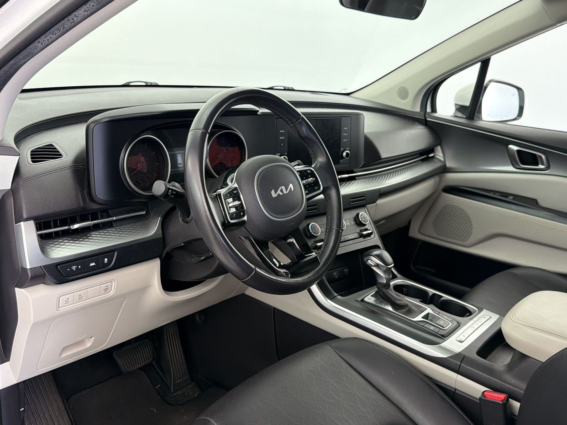 Used 2022 Kia Carnival LX FWD image 4