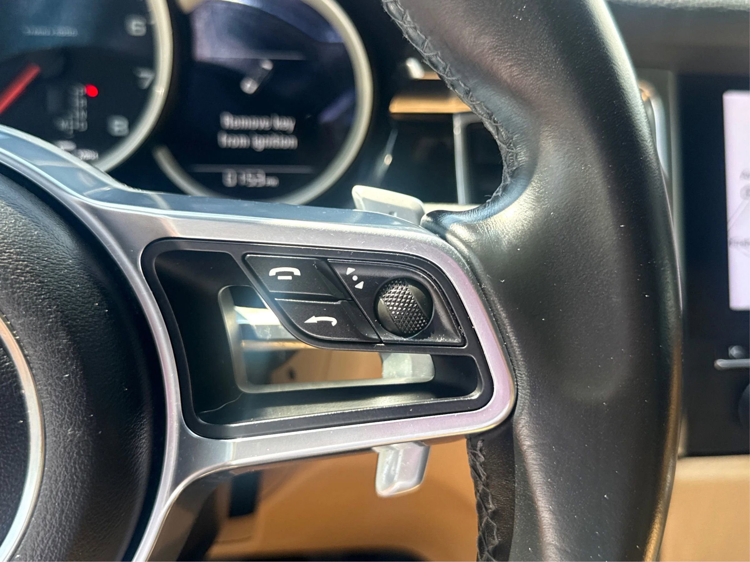 Used 2018 Porsche Macan Sport Edition AWD/4WD image 38