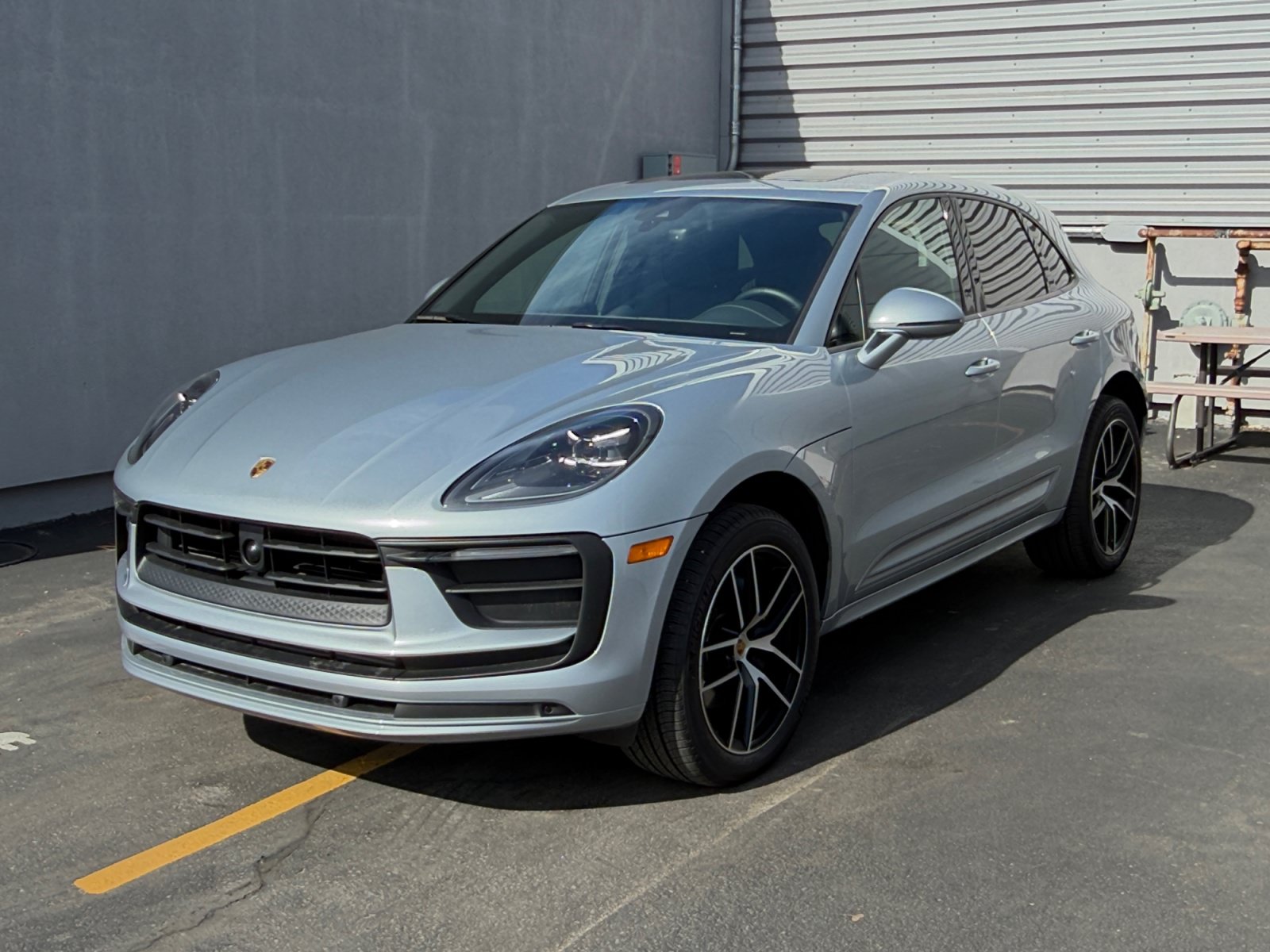 Used 2025 Porsche Macan AWD/4WD image 38