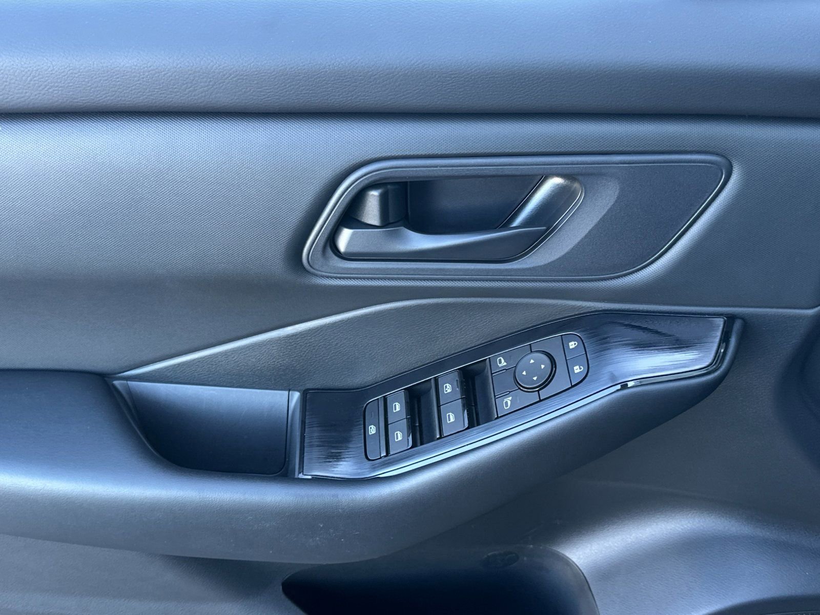 Used 2025 Nissan Rogue S image 9