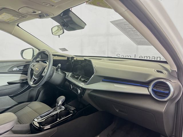 Used 2025 Chevrolet Trax LT w/ Driver Confidence Package image 28