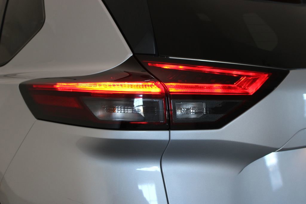 Used 2022 Nissan Rogue SV image 46