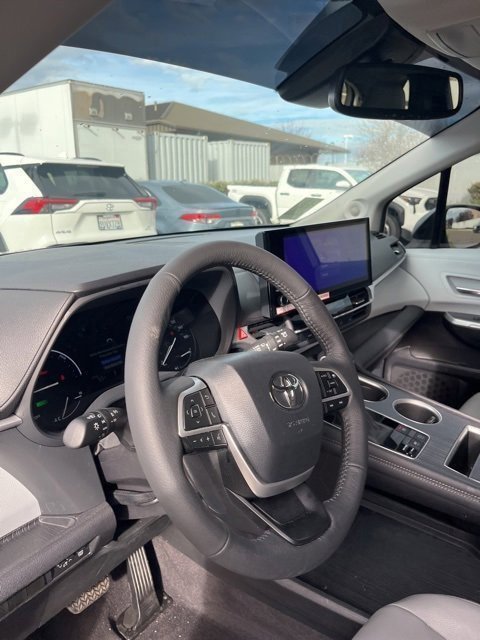 Used 2025 Toyota Sienna XLE image 14