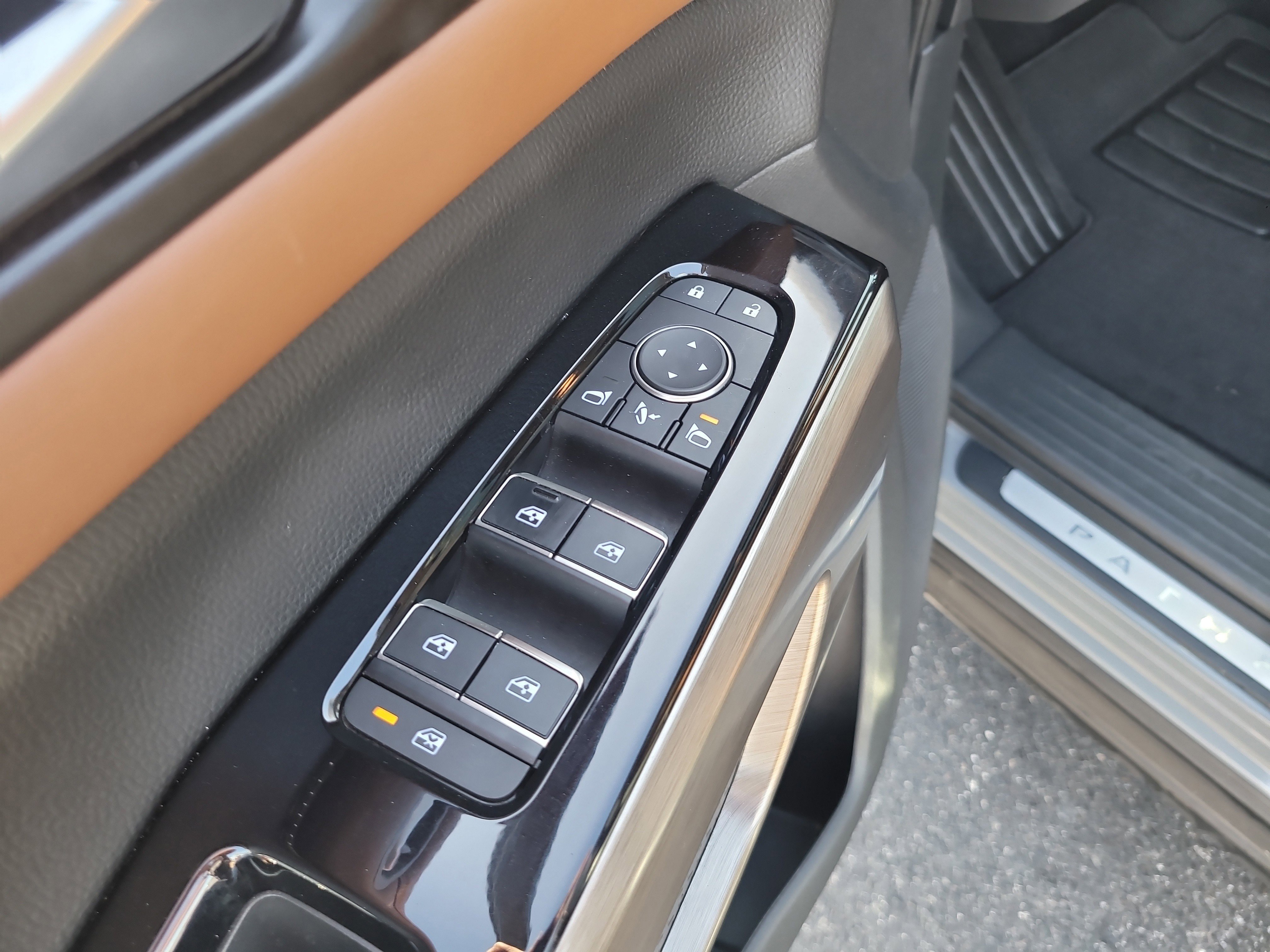 Used 2022 Nissan Pathfinder Platinum w/ Cargo Package image 16