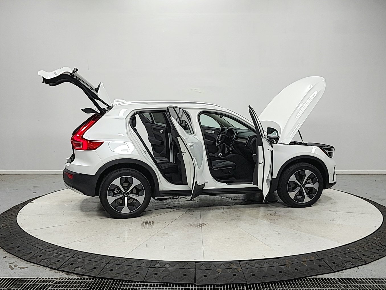 Used 2024 Volvo XC40 B5 Plus AWD/4WD image 17