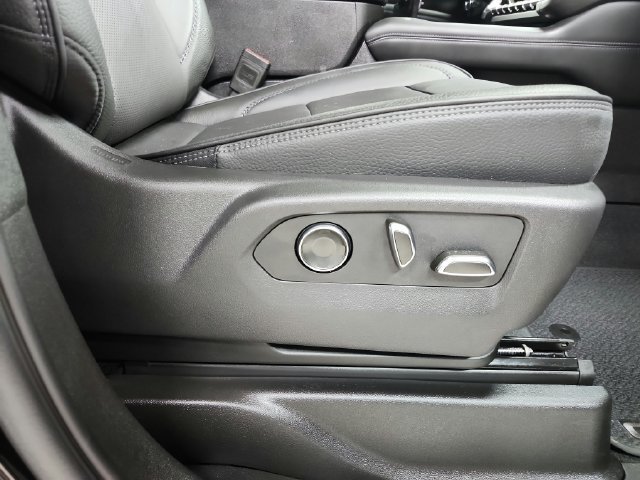 Used 2025 GMC Yukon Denali AWD/4WD image 39