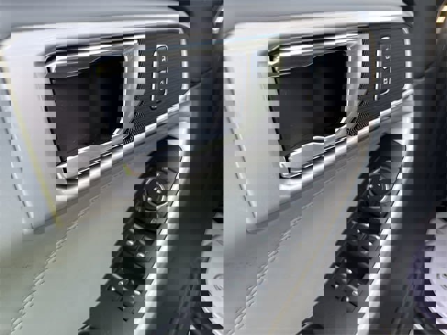 Used 2022 Ford Explorer XLT w/ Equipment Group 202A image 10