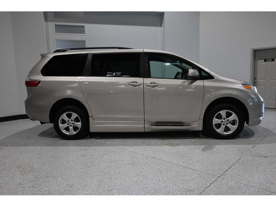 Used 2015 Toyota Sienna LE FWD image 5