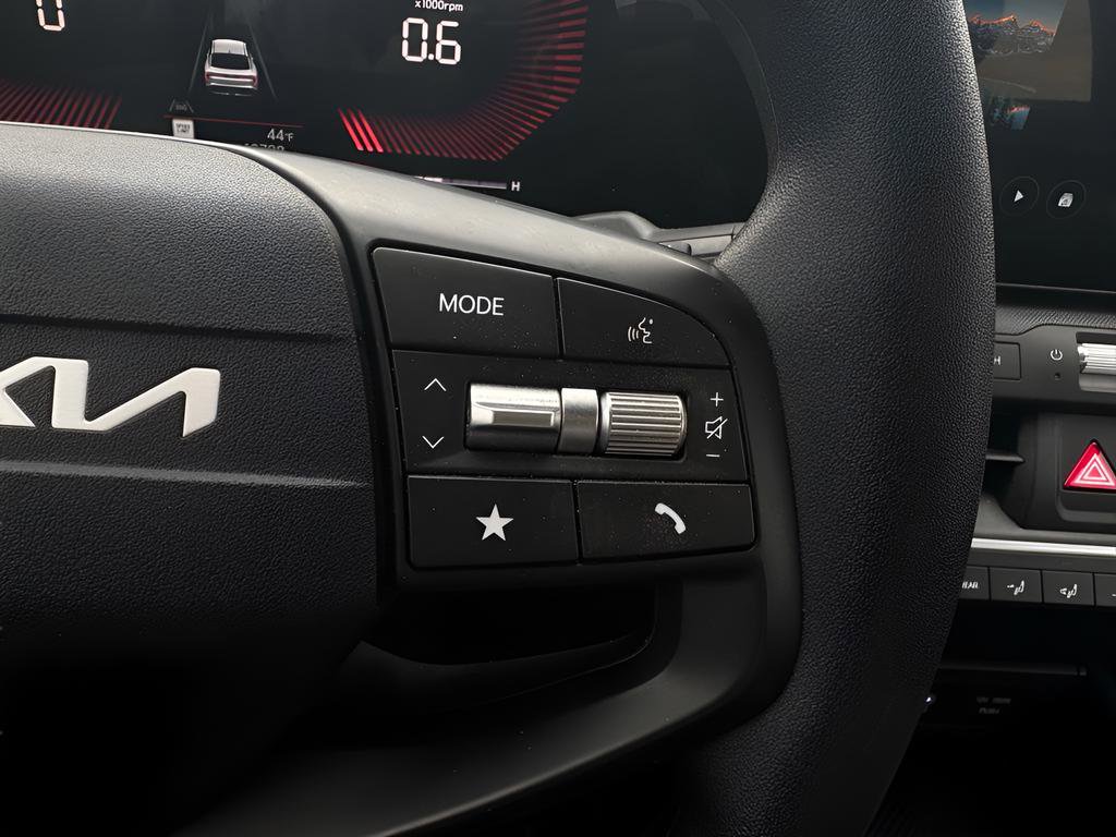 Used 2025 Kia K4 LXS image 25