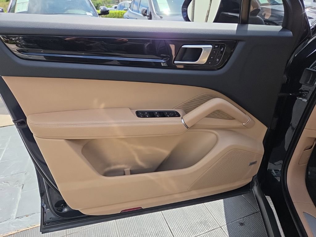 Used 2021 Porsche Cayenne Coupe image 28