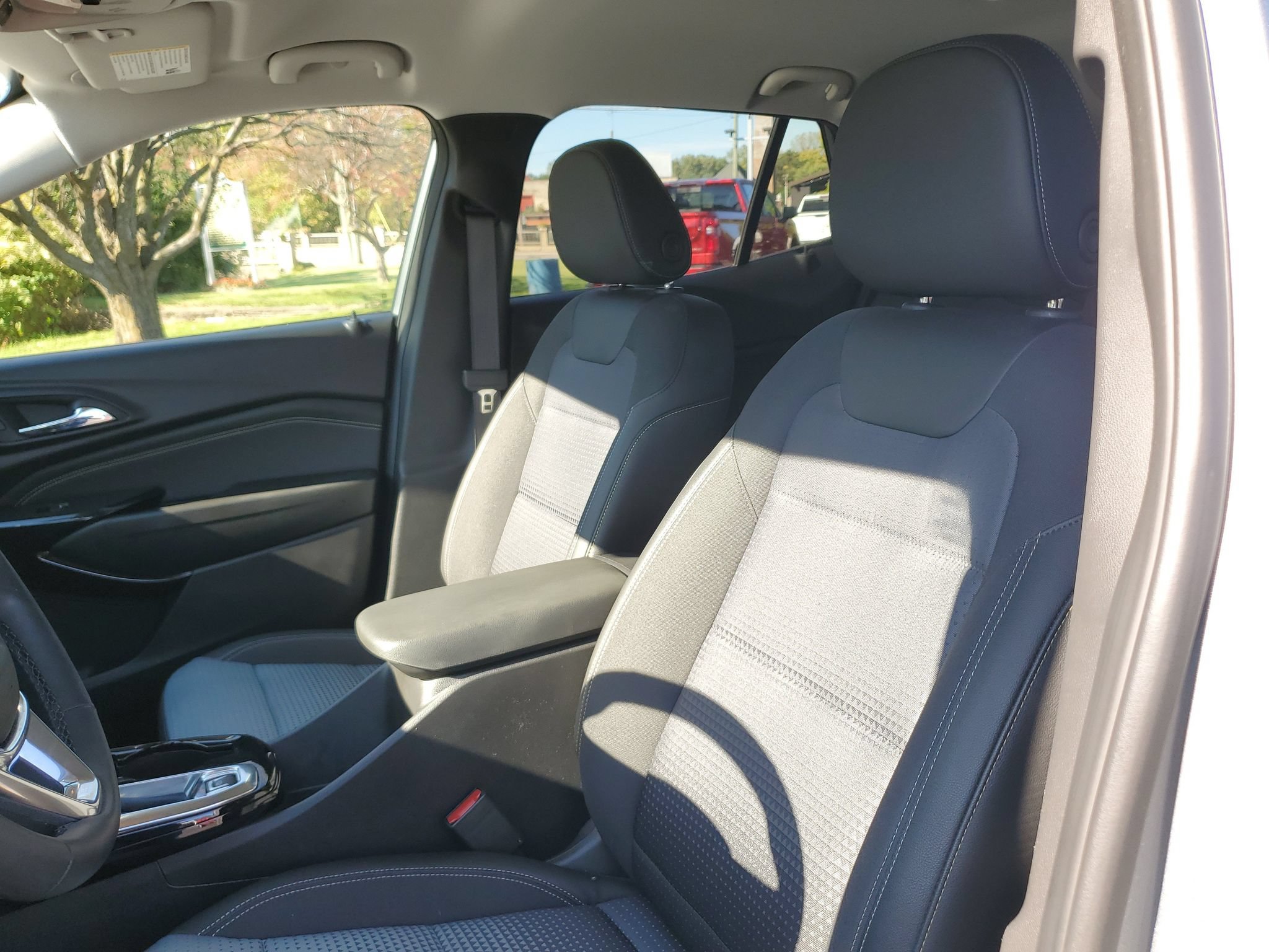 Used 2025 Chevrolet Trax LT FWD image 14