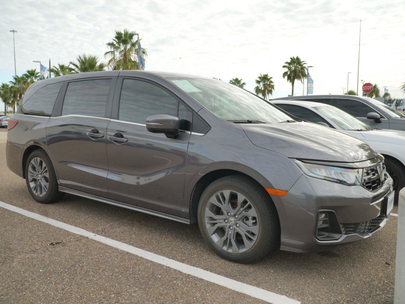 Used 2025 Honda Odyssey Touring image 2