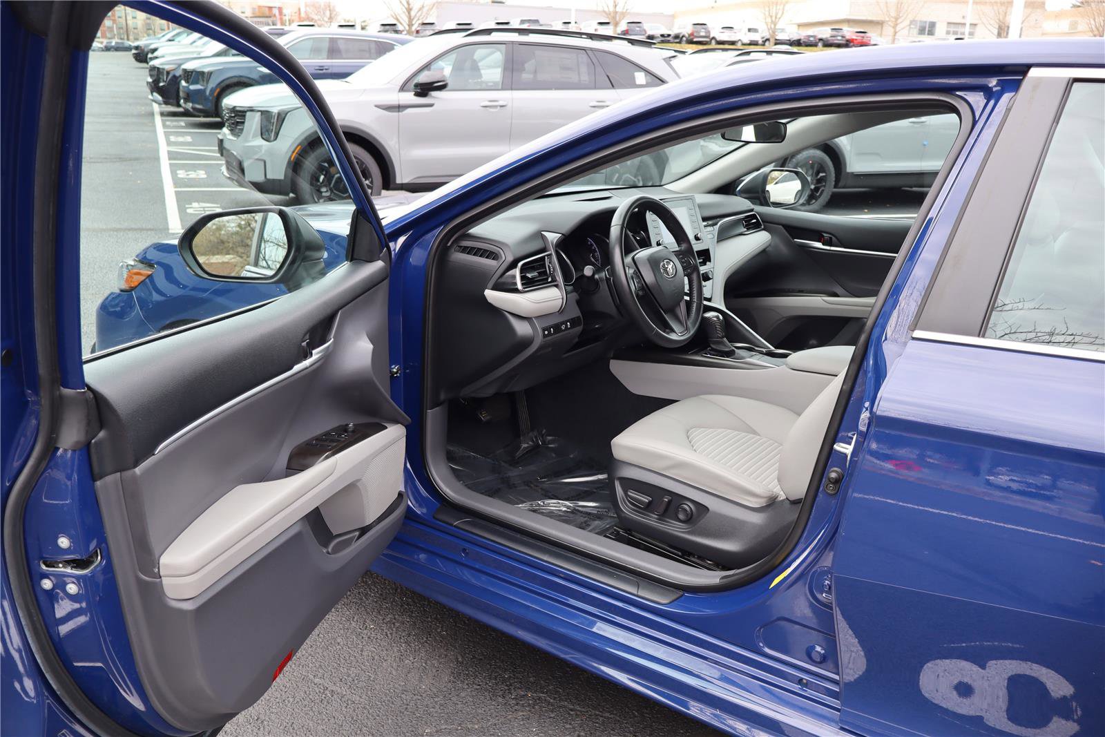 Used 2023 Toyota Camry SE image 10