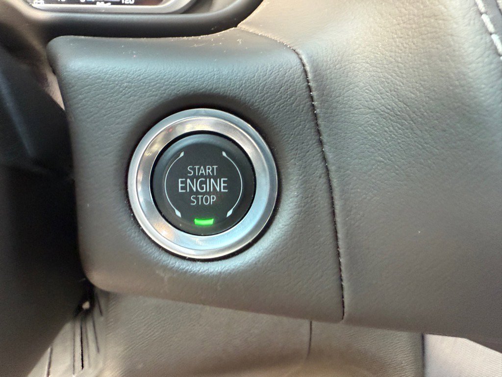 Used 2024 GMC Yukon SLT w/ SLT Luxury Package image 17