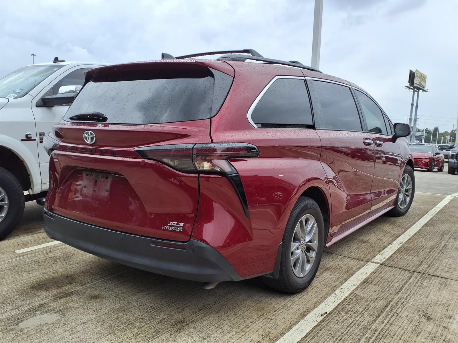 Used 2023 Toyota Sienna XLE FWD image 6