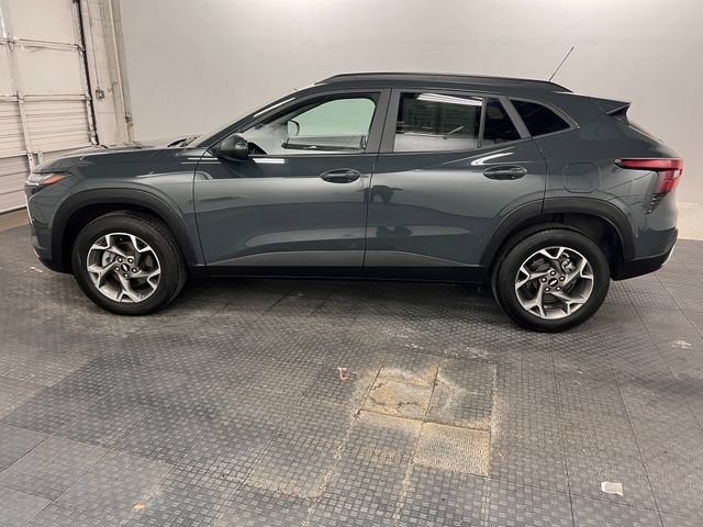 Used 2025 Chevrolet Trax LT FWD image 4