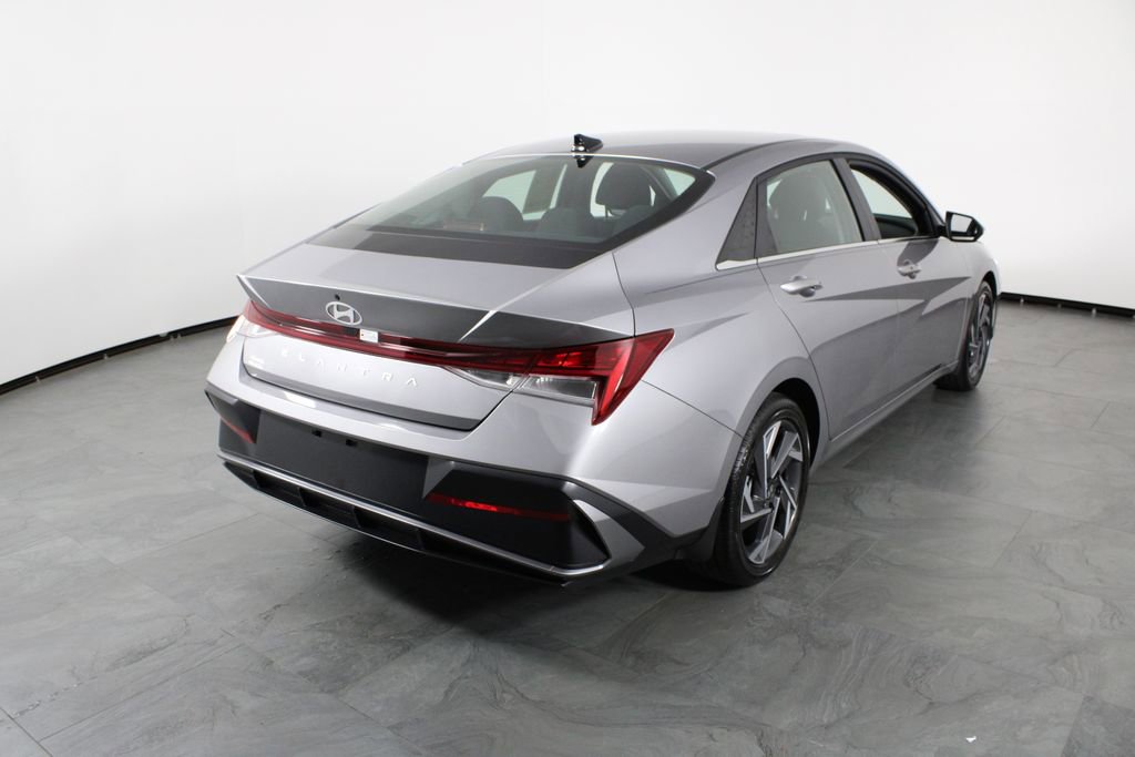 Used 2025 Hyundai Elantra SEL image 15