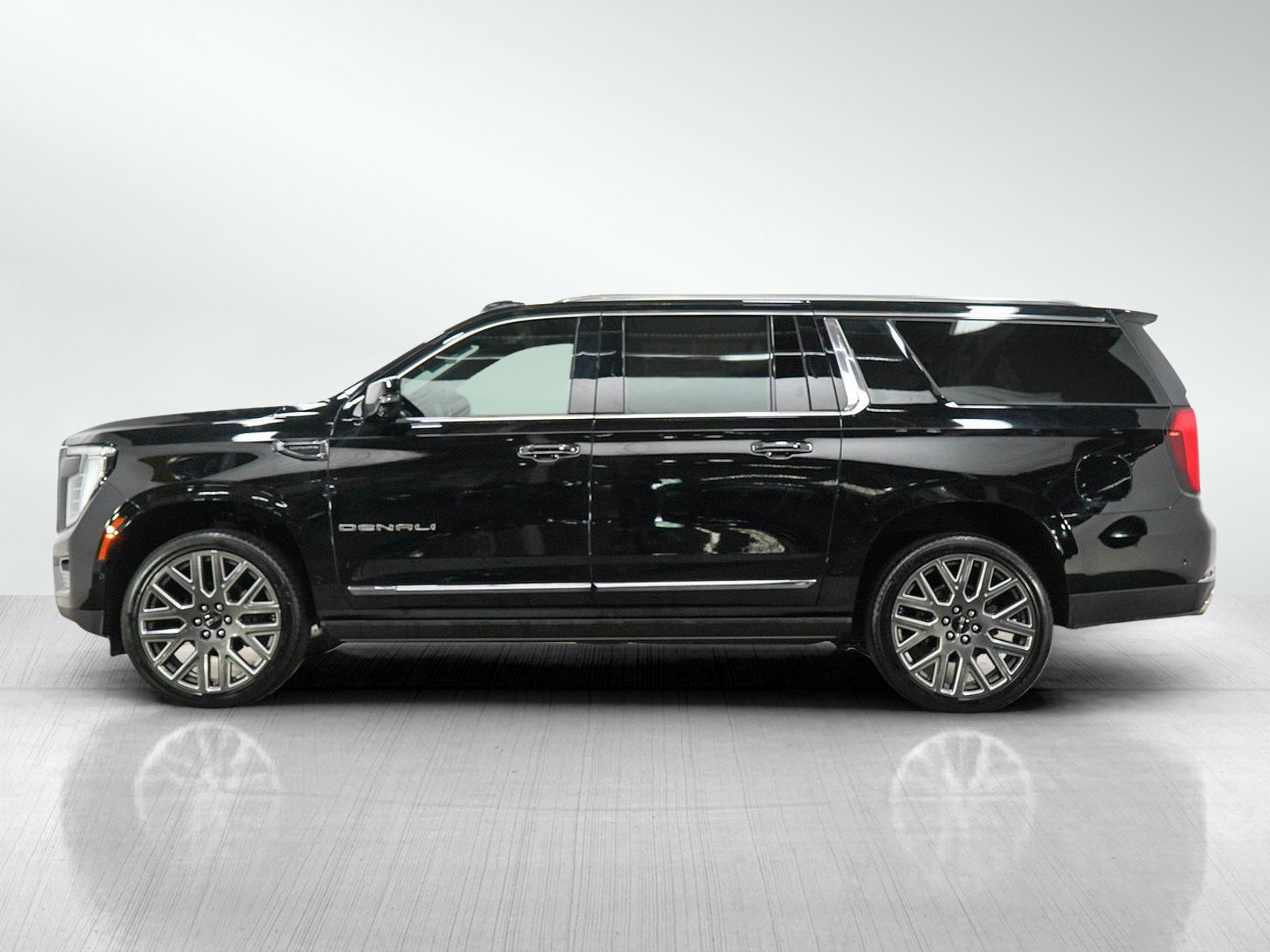 Used 2025 GMC Yukon XL Denali Ultimate AWD/4WD image 2
