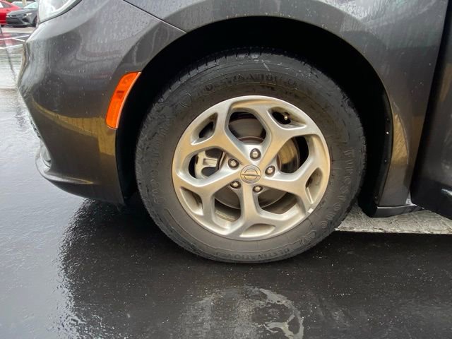 Used 2023 Chrysler Pacifica Limited image 12