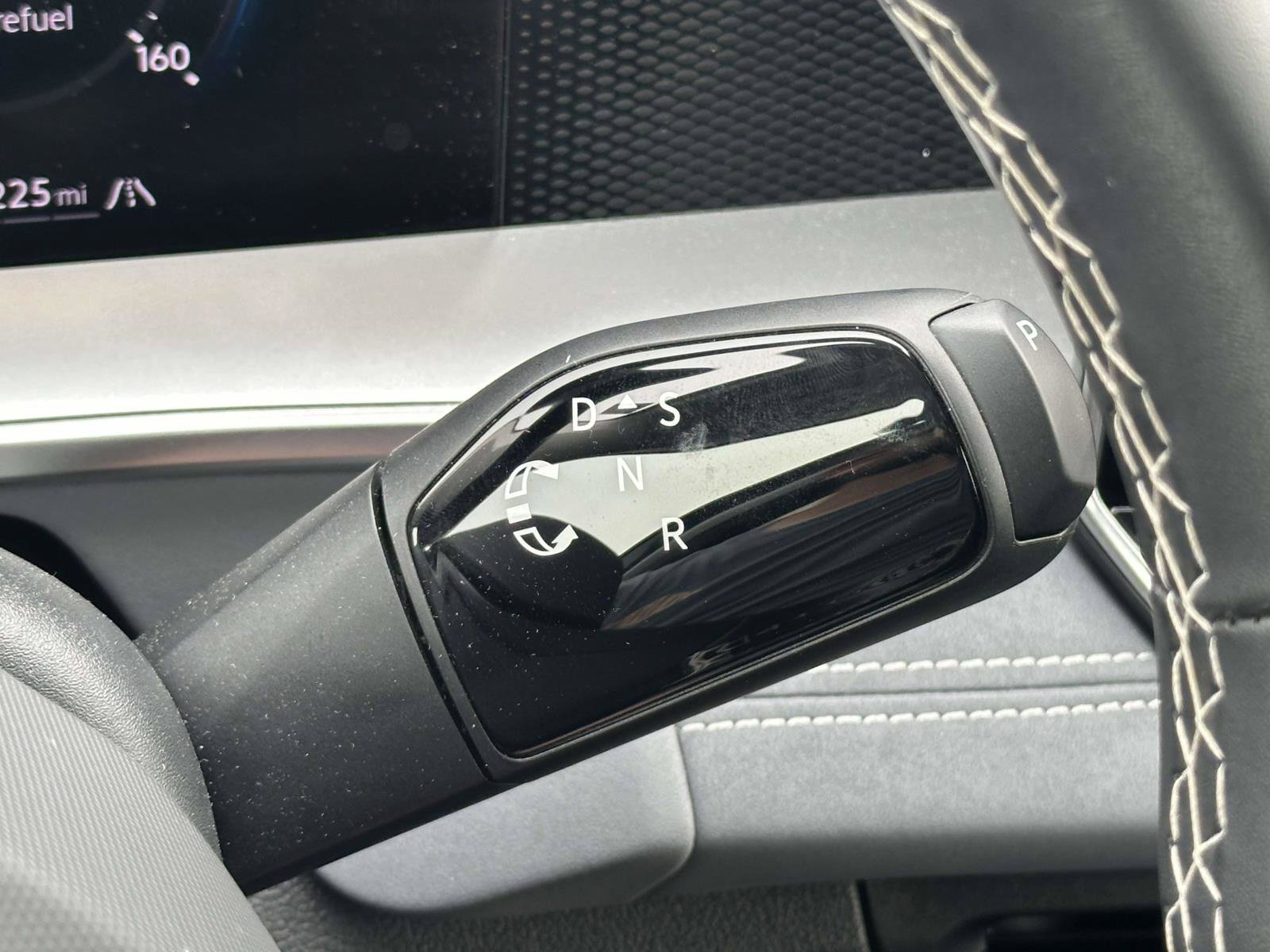 Certified 2025 Volkswagen Tiguan SE AWD/4WD image 22