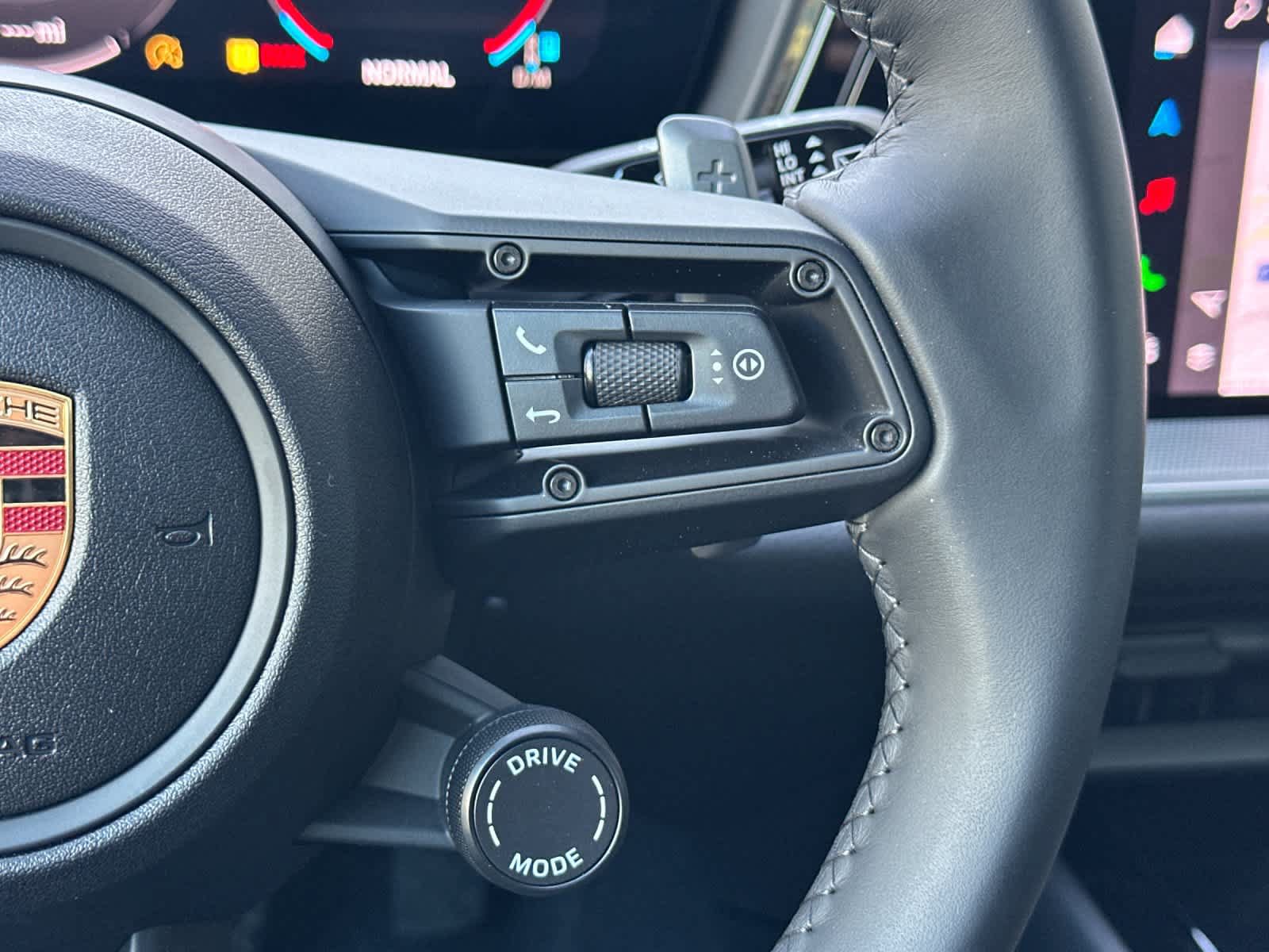 Certified 2025 Porsche Cayenne AWD/4WD image 29
