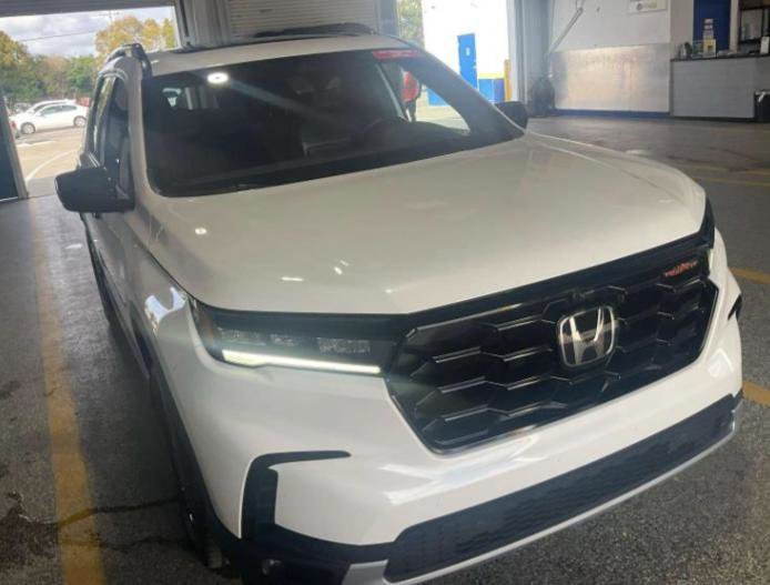 Used 2023 Honda Pilot TrailSport image 3