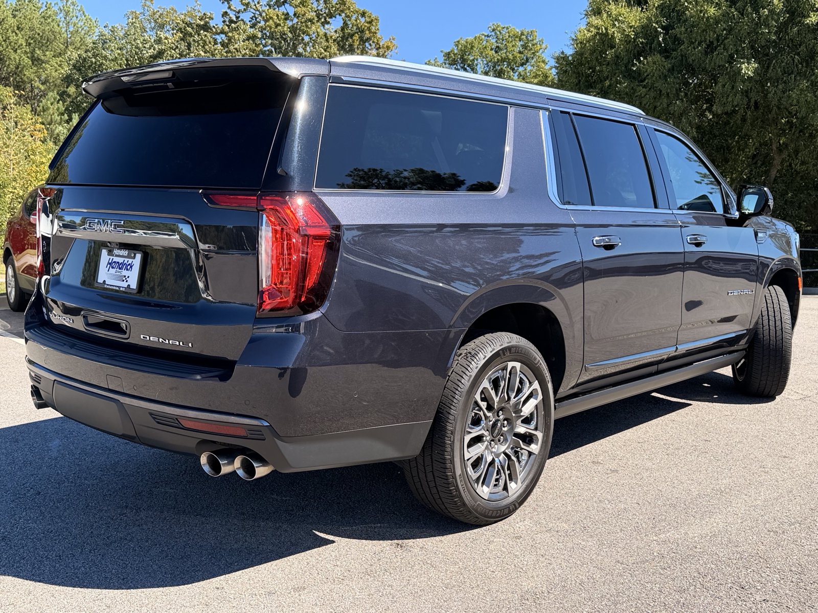 Used 2023 GMC Yukon XL Denali Ultimate AWD/4WD image 12