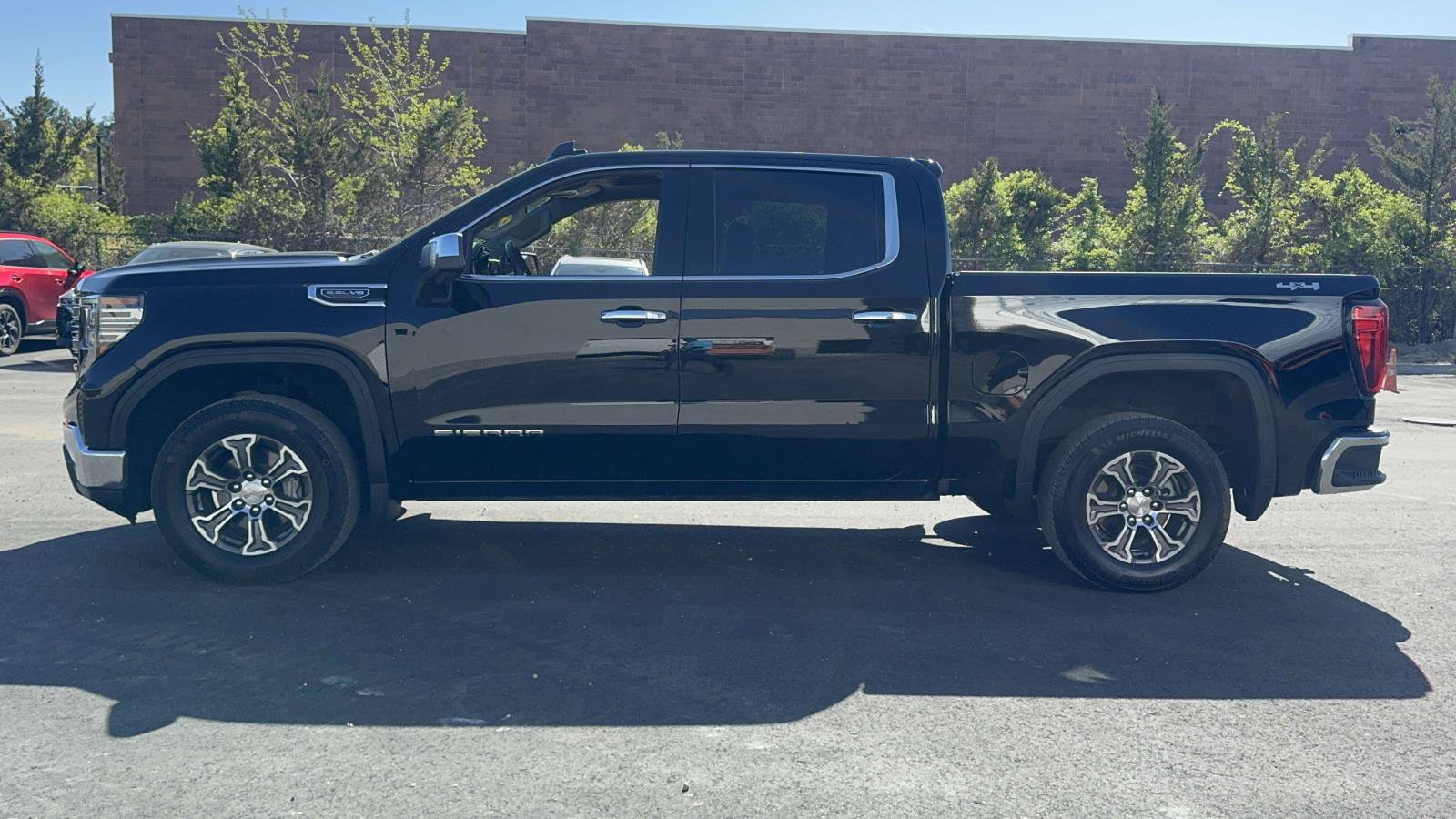 Used 2025 GMC Sierra 1500 SLT AWD/4WD image 4