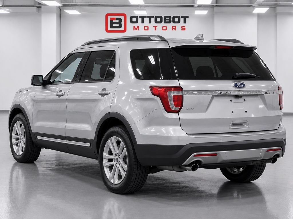 Used 2017 Ford Explorer XLT AWD/4WD image 3