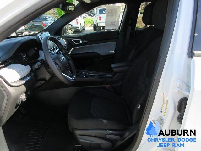 Used 2025 Jeep Compass Sport image 9