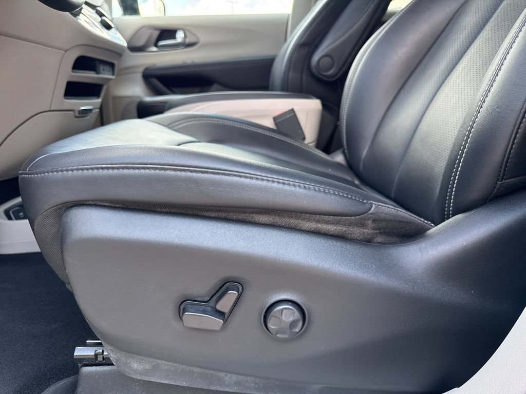 Used 2024 Chrysler Pacifica Touring-L FWD image 26