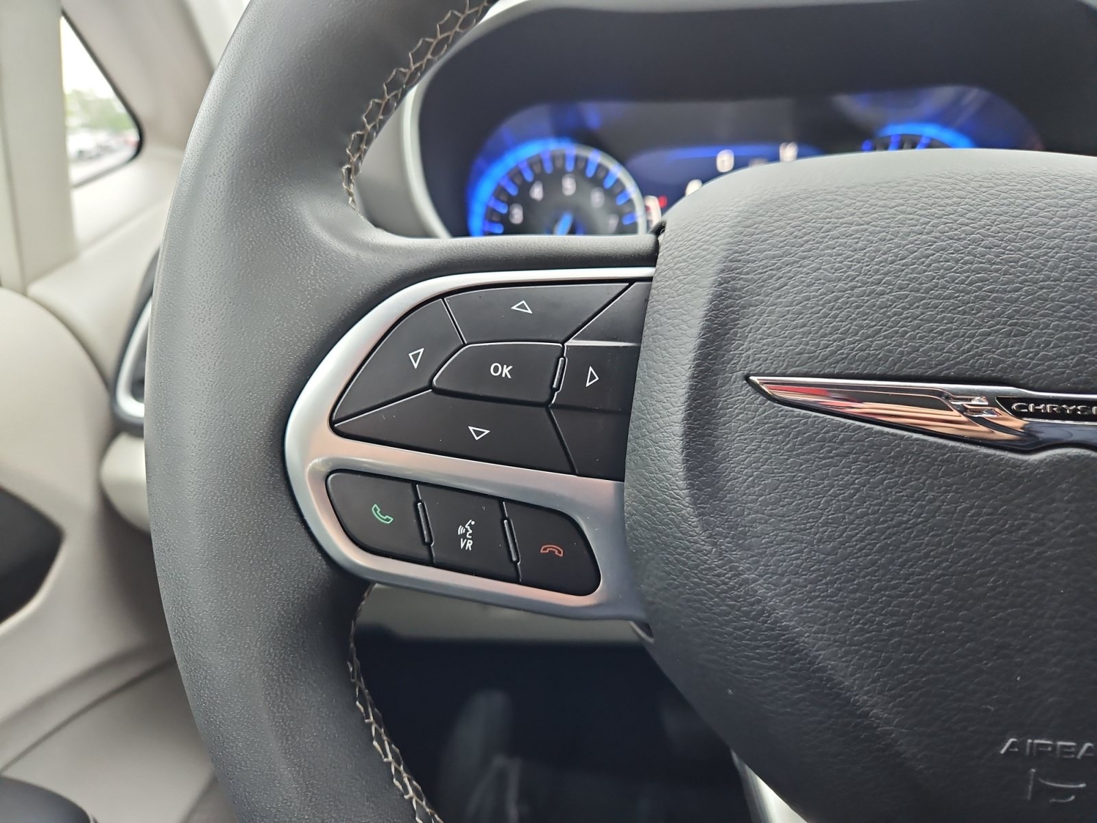 Used 2024 Chrysler Pacifica Touring-L FWD image 25